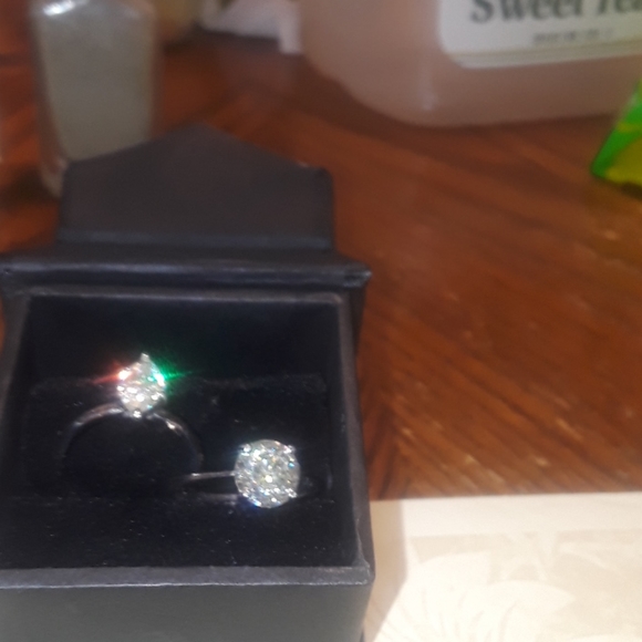Real diamond total of 4.20 carats for both ring. - Picture 2 of 4